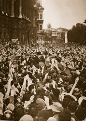 Churchill wird am VE-Tag, 8. Mai 1945, in Whitehall umringt (Photogravur)